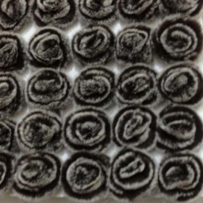 裘皮飾品兔皮牡丹花，皮草服飾的優雅點綴